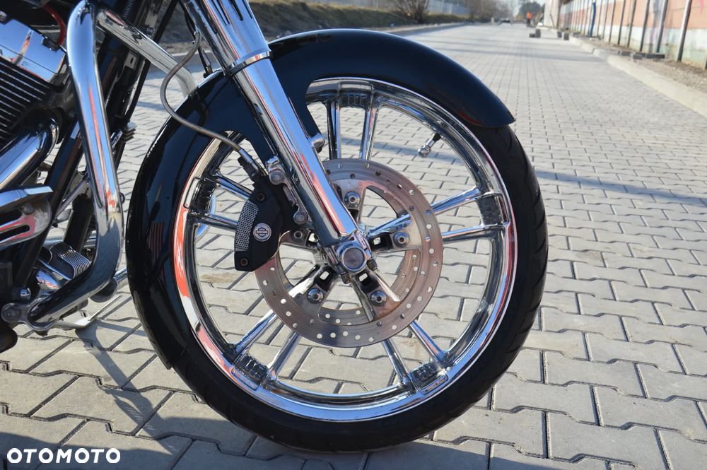 Harley-Davidson Touring Street Glide - 16