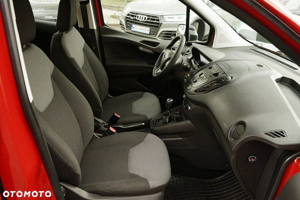 Ford Transit Courier - 13