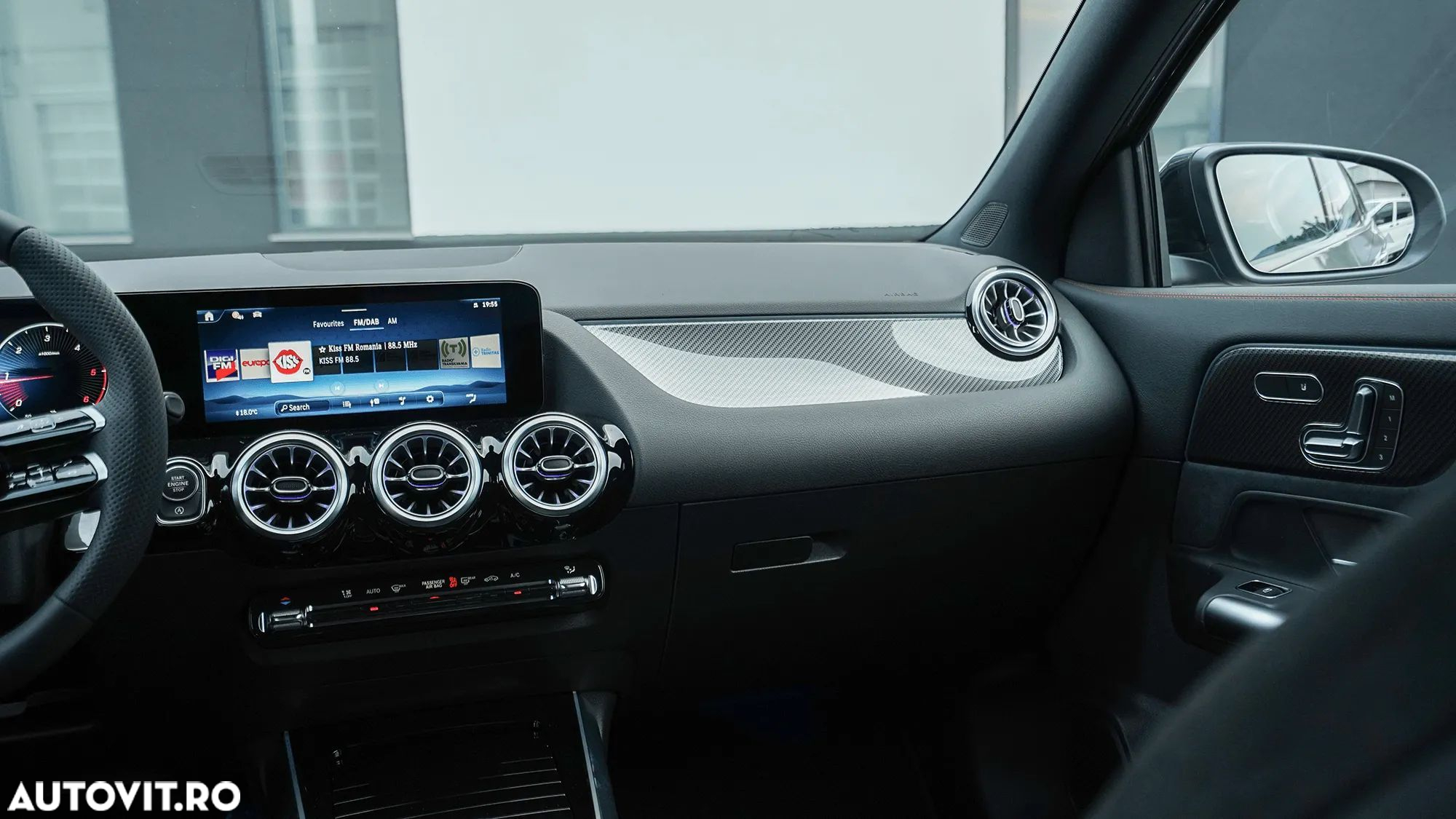 Mercedes-Benz GLA - 24