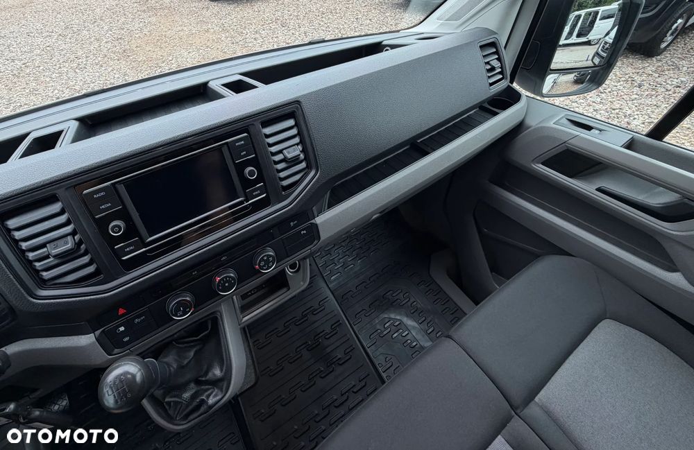 Volkswagen CRAFTER VAN VAT-1 z ZABUDOWĄ SERWISOWĄ WARSZTAT StoreVAN Półki, Szuflady, Kuwety na drobne przedmioty, Masaż fotela kierowcy, Fotel pneumatyczny terapeutyczny pilot ergoActive, Podgrzewana szyba, Kierownica wielofunkcyjna, Tempomat, Ogr. prędkości, Minibar, Fabrycne parktroniki przód i tył, DMC:3500kg, Homologacja haka 3000kg! Duża ładowność 1315kg Model L2H1 Paka dł. 3450mm - 37