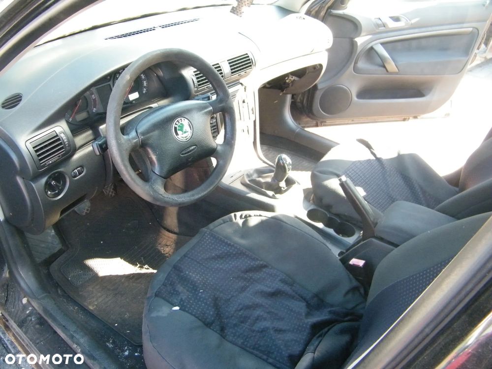 Skoda Superb I (02-05r.) 1.9 TDI 100KM. Silnik AVB Skrzynia EEN lakier LF7R. Cały na części. GWARANCJA !!!  Przód Tył Zestaw Komplet Drzwi Klapa Zderzak Błotnik Maska Grill Atrapa Szyba Pas Lampa Lusterko Boczki Fotel Kanapa Kokpit Deska Rozdzielcza Przełącznik Włącznik Sterownik Przewody Wiązka Instalacja Moduł Komputer Czujnik Listwa Pompa Alternator Wtryski Głowica Rozrusznik Kompresor Sprzęgło Dwumas Silnik Skrzynia ABS Klimatyzacji Paliwa Wspomagania Kolektor Turbina Przepustnica Zawór Chłodnica Koło Hak Belka Sanki Zawieszenie Mcpherson Półoś Amortyzator Wydech Tłumik Zacisk Most - 7