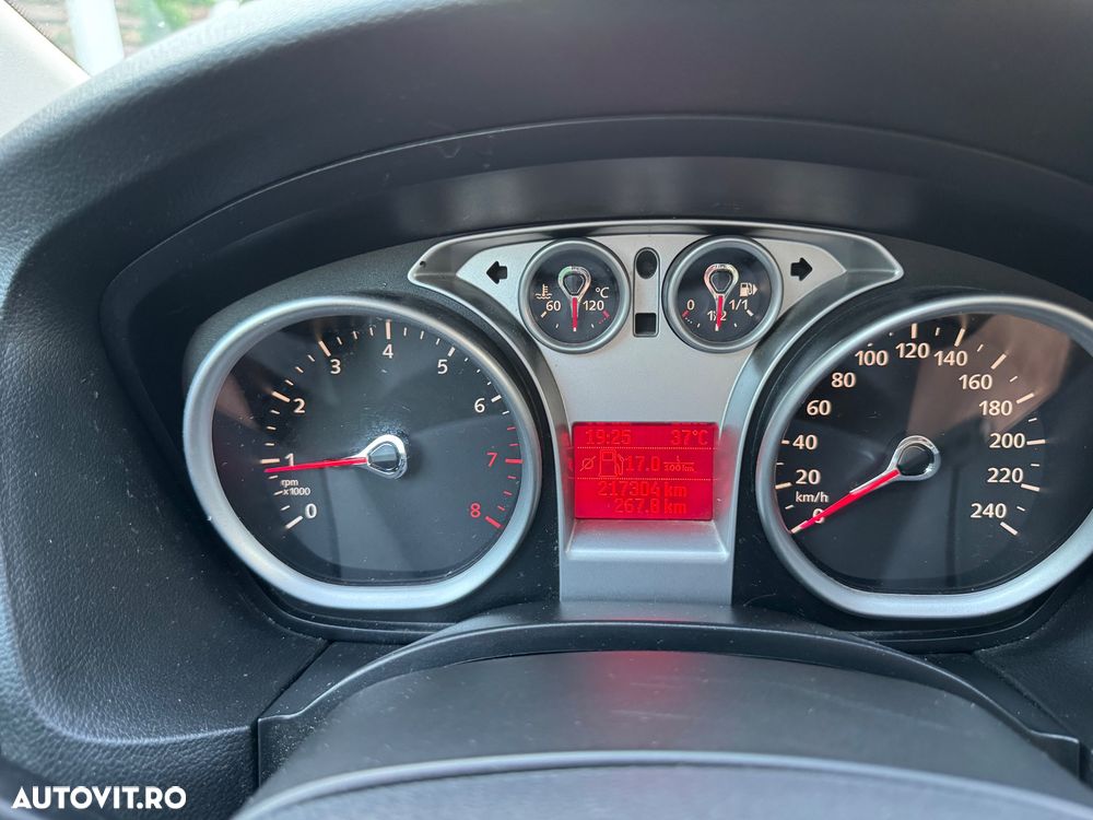 Ford Focus 1.6i Titanium - 12