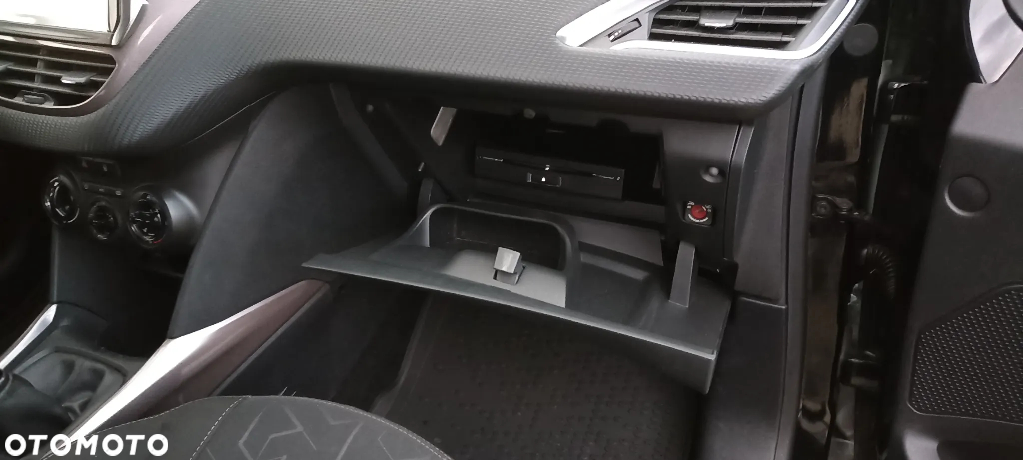 Peugeot 2008 1.6 e-HDi Allure S&S - 26