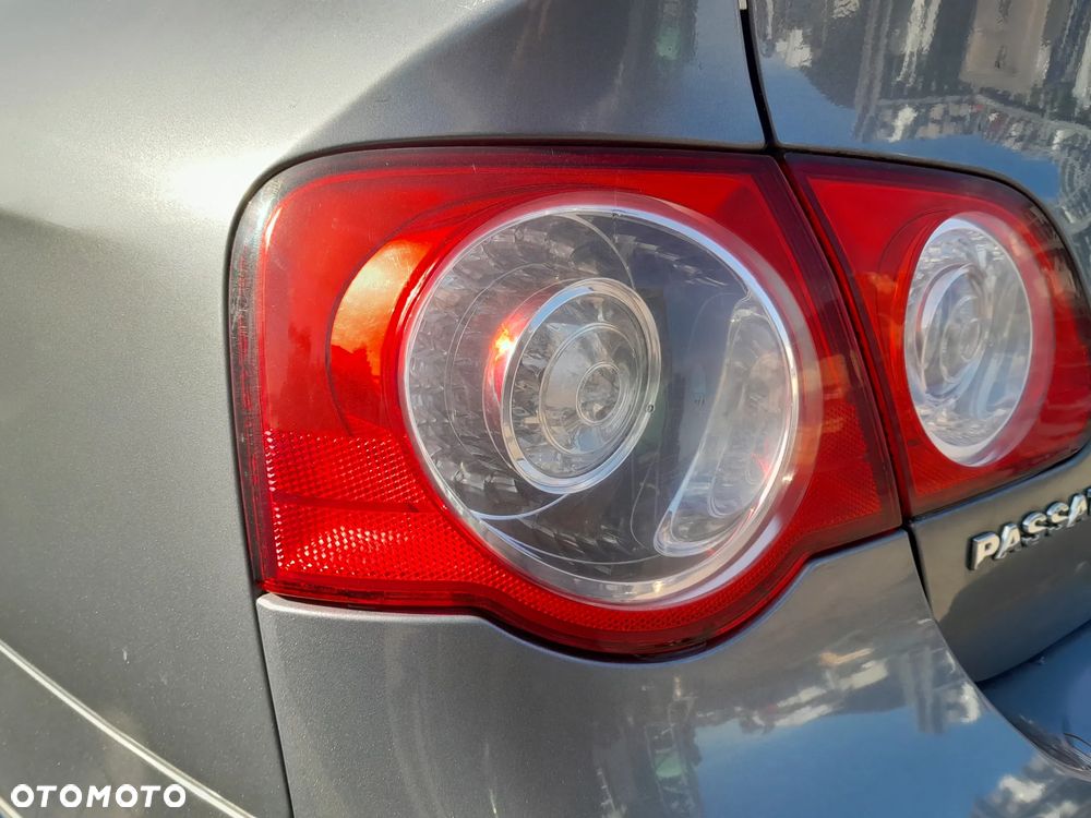 VW PASSAT B6 LAMPA TYLNA LEWA W BŁOTNIK SEDAN - 2