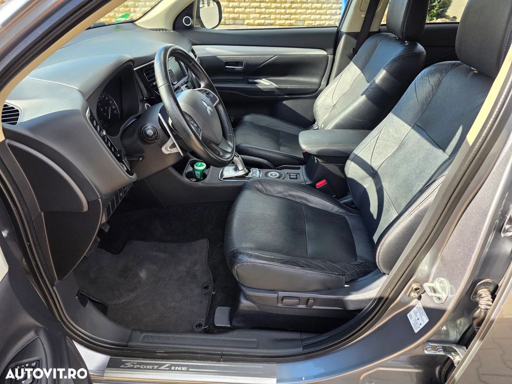 Mitsubishi Outlander 2.0 4WD Plug-In Hybrid Top - 13
