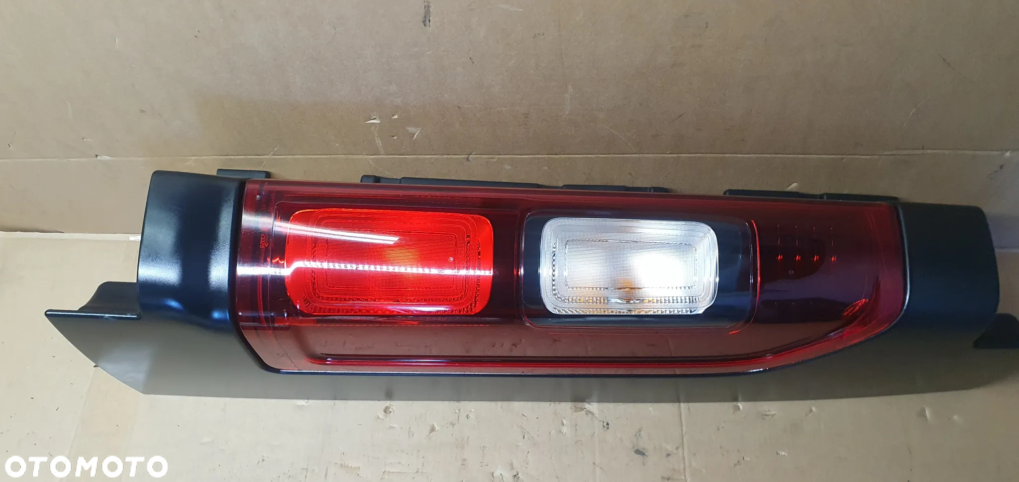 Lampa prawy tył tylna prawa Renault Trafic III Vivaro B - 6