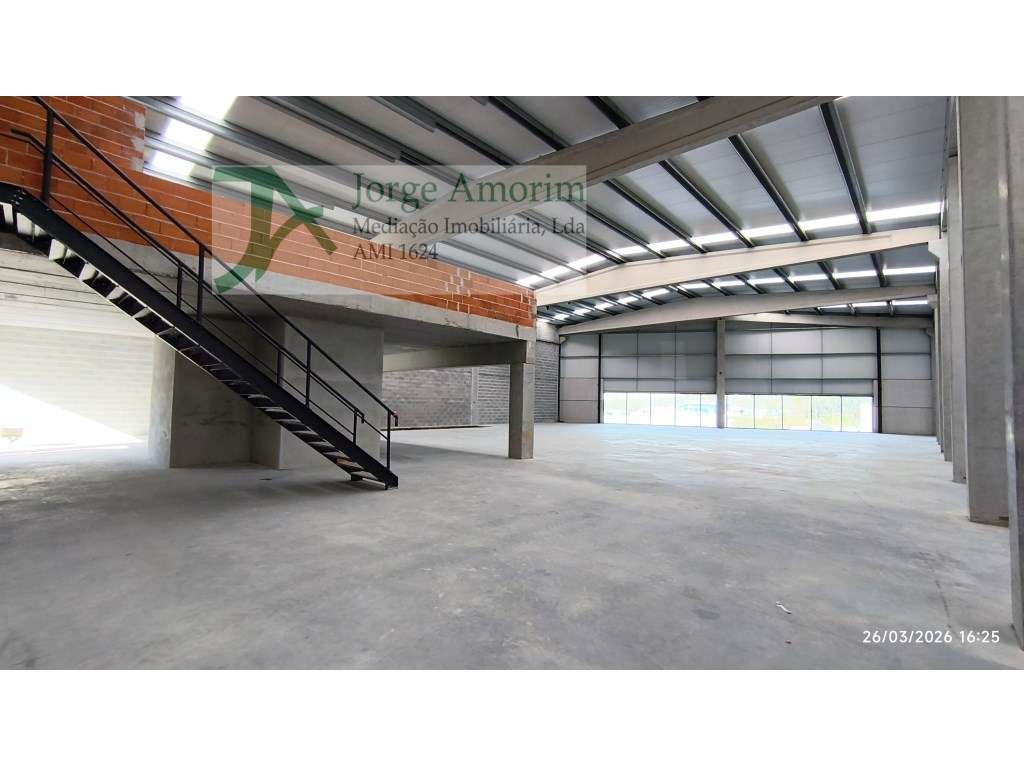 Armazéns com 620 m2 e 805 m2. Mezanino de escritório com 60 m2. Pro... - Grande imagem: 2/3