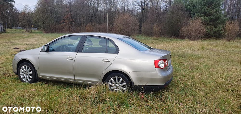 Volkswagen Jetta 1.6 FSI Comfortline - 4