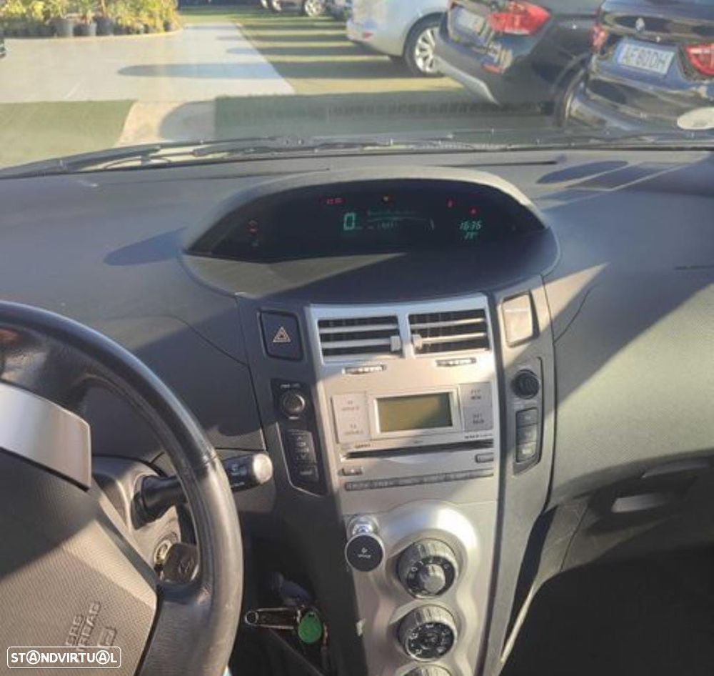 Toyota Yaris 1.4 D-4D AC Manual - 3