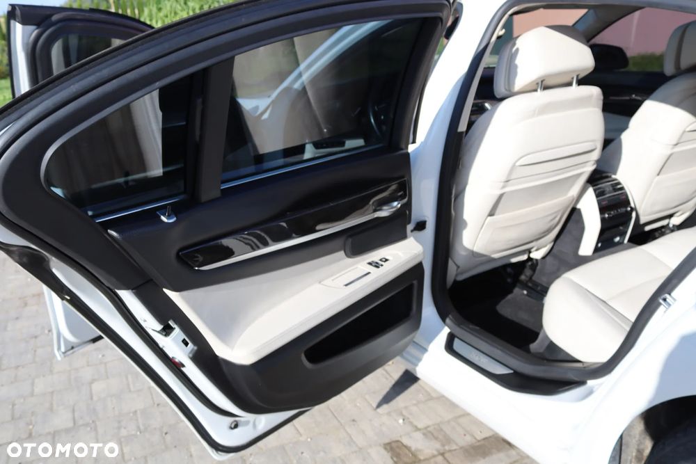 BMW Seria 7 750i - 25