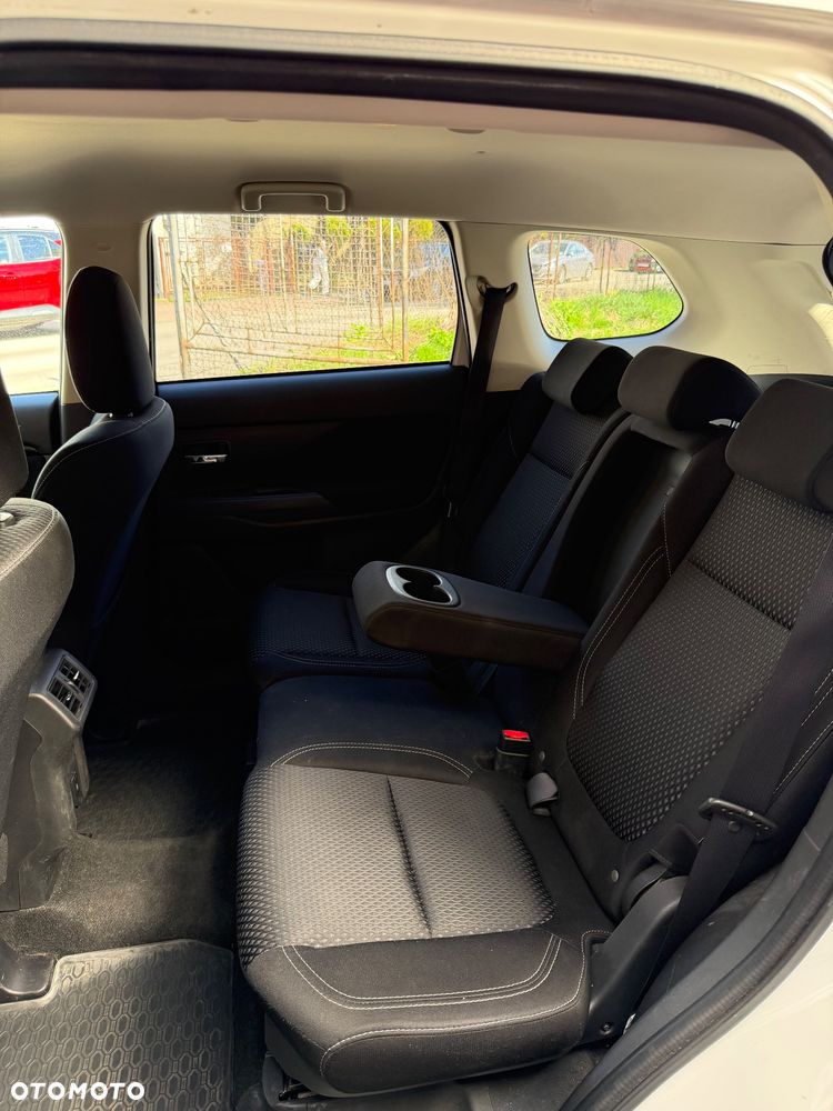 Mitsubishi Outlander 2.0 Instyle + 4WD CVT - 36