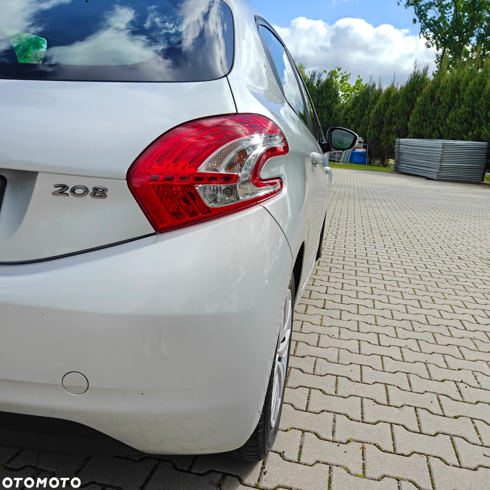 Peugeot 208 - 8
