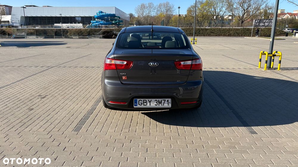 Kia Rio 1.4 L - 6