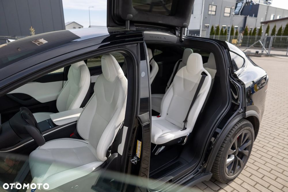 Tesla Model X - 12