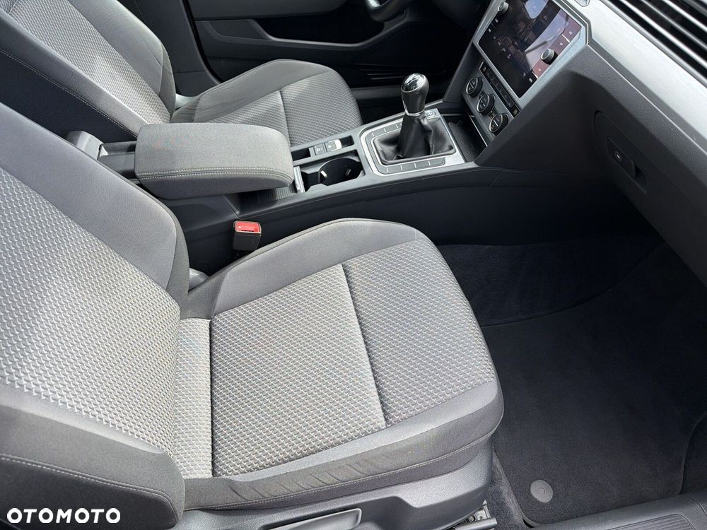 Volkswagen Passat 2.0 TDI SCR Trendline - 40