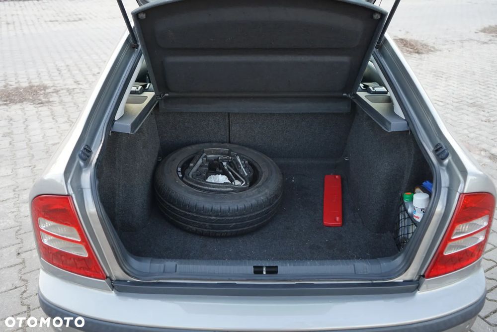 Skoda Octavia 1.6 Tour - 10