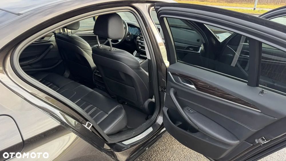 BMW Seria 5 520d Sport Line - 9