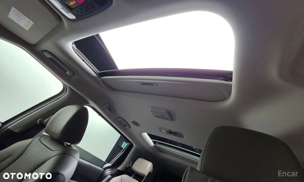 Kia Carnival - 32