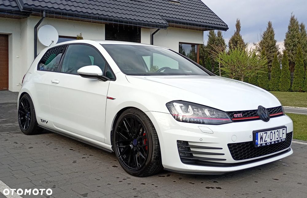 Volkswagen Golf - 1