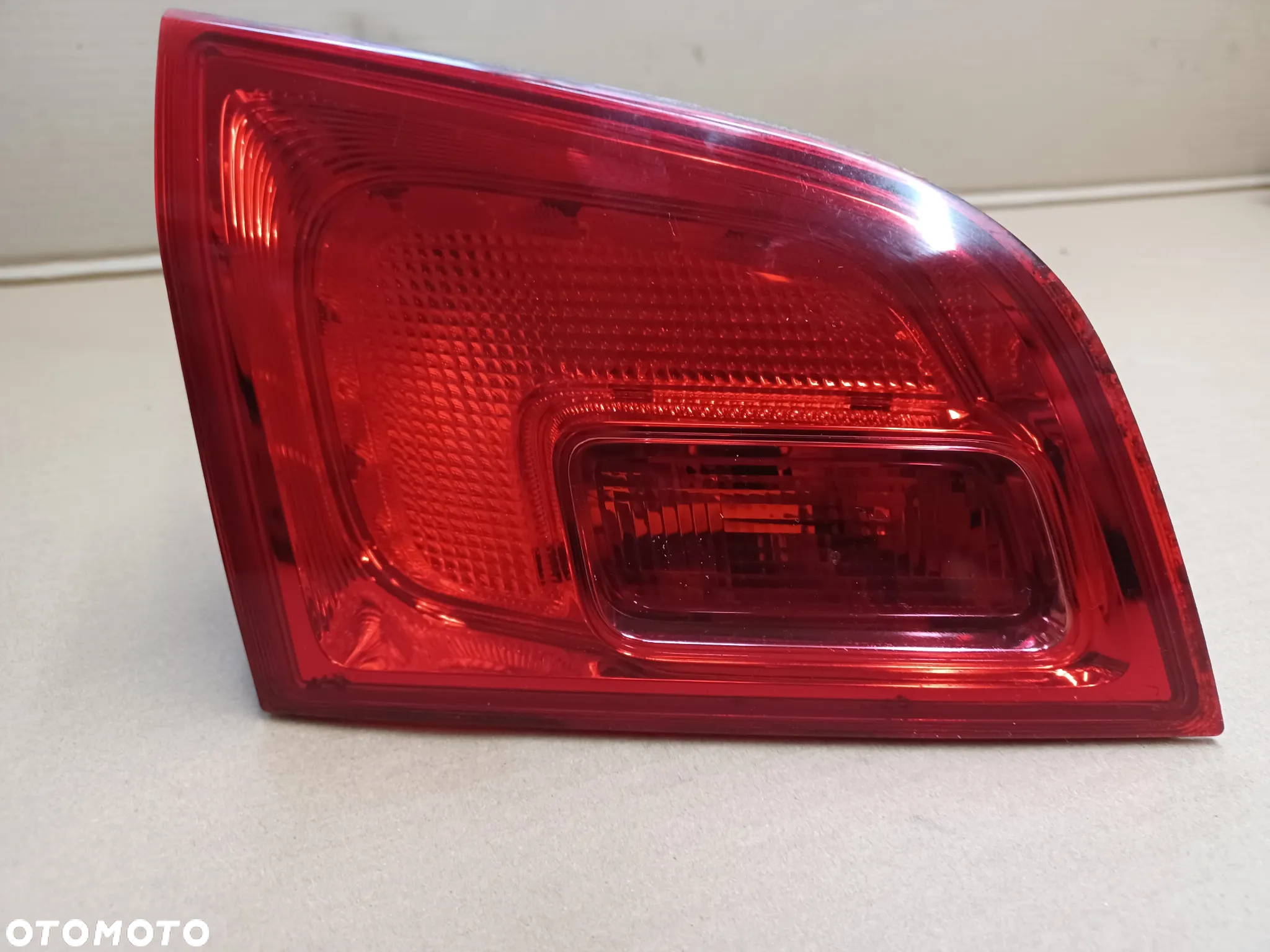 LAMPA TYLNA LEWA  W KLAPE ASTRA J KOMBI 13282246 - 3