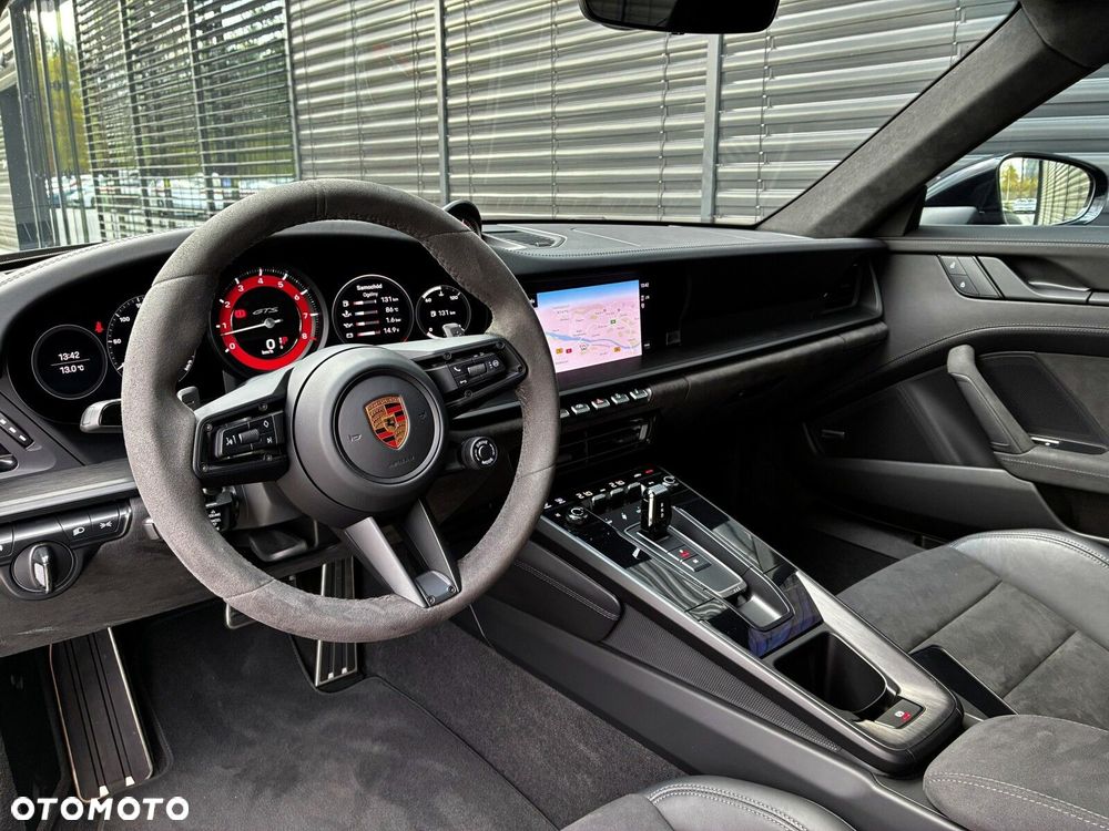 Porsche 911 Carrera 4 GTS - 19