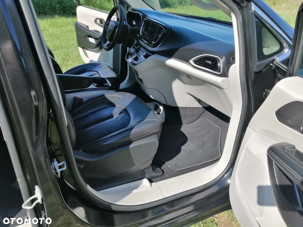 Chrysler Pacifica - 12