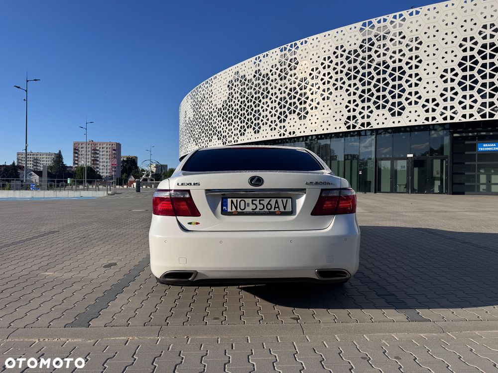 Lexus LS 600h L Superior - 15