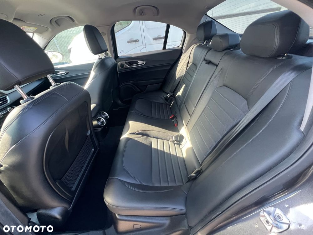 Alfa Romeo Giulia 2.2 - 19