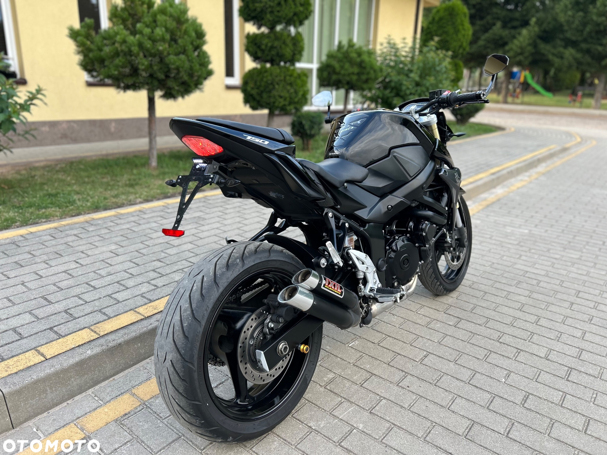 Suzuki GSR - 7