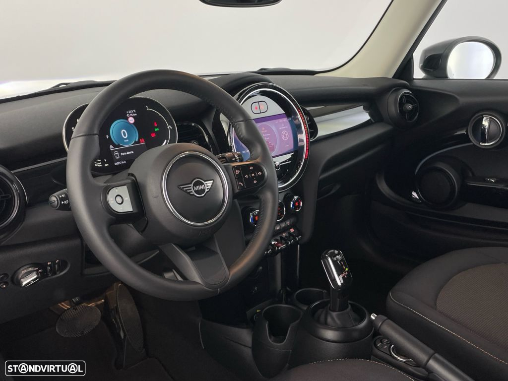 MINI 5 Portas Cooper Premium Essential Auto - 17