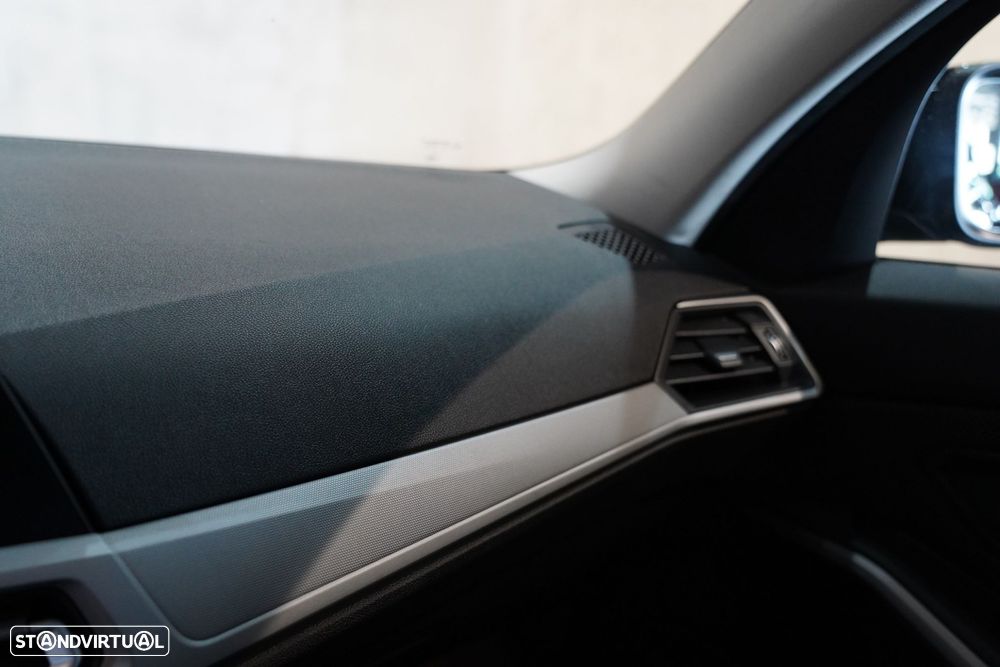 BMW 318 d Line Luxury - 28