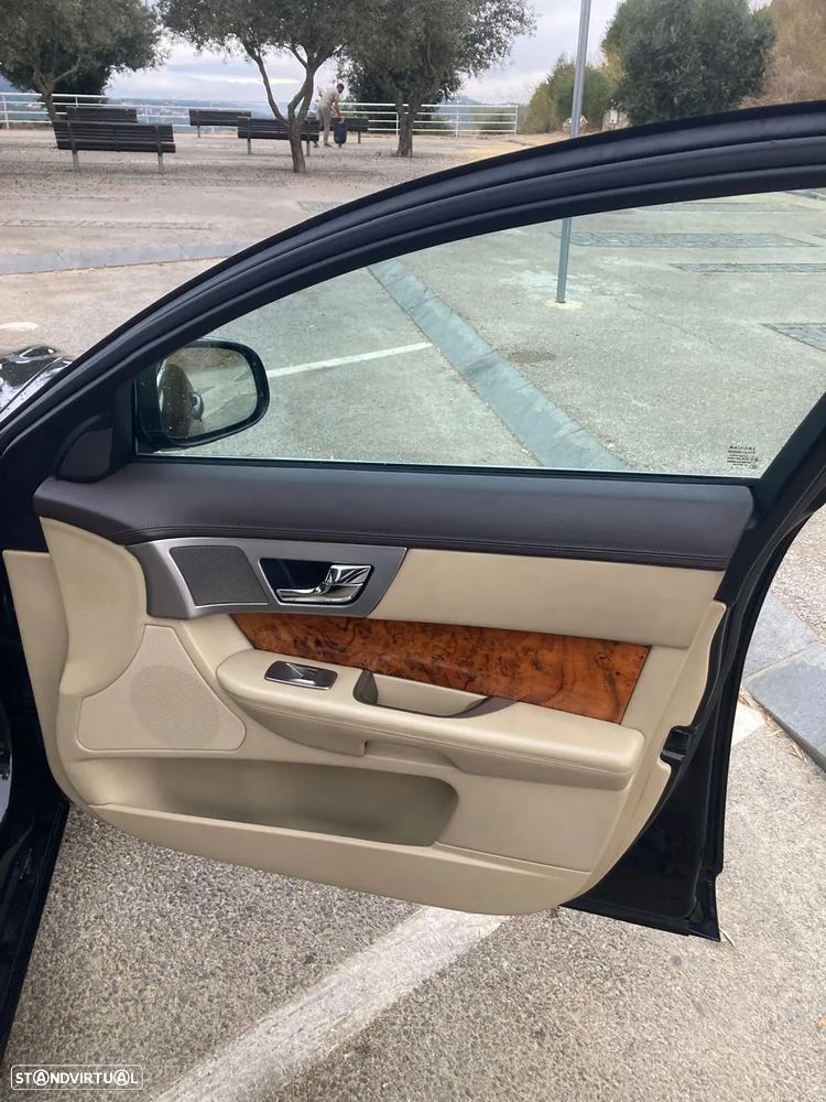 Jaguar XF 3.0 D V6 S Luxury - 10