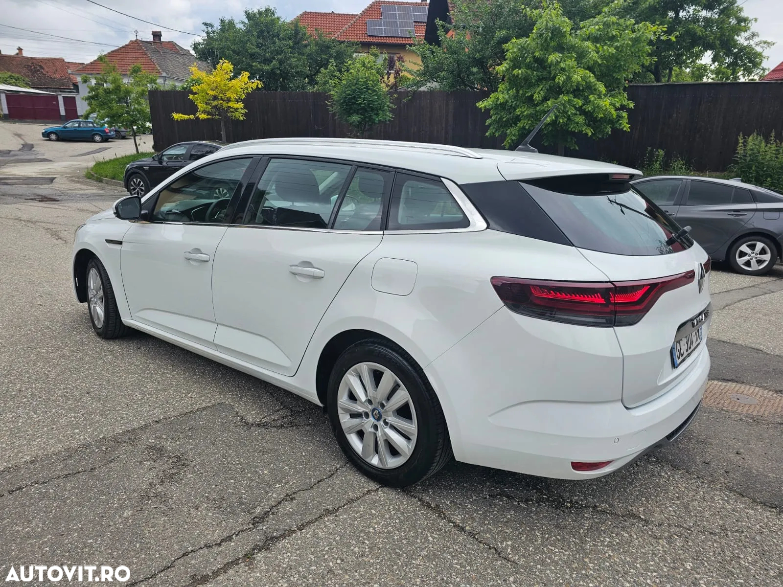 Renault Megane Grandtour E-TECH Plug-in 160 BUSINESS EDITION - 8