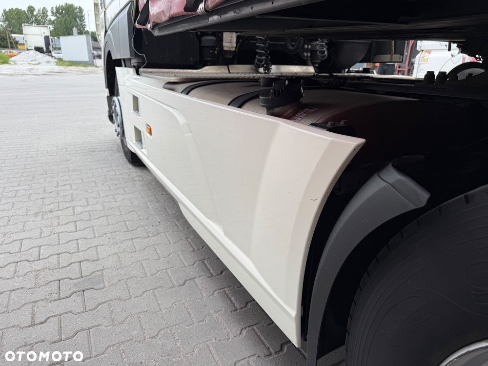 DAF XF 106 480 Super Space Cab - 4