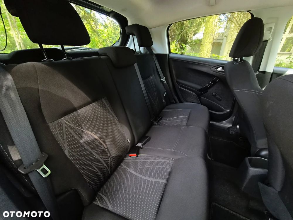 Peugeot 208 - 8
