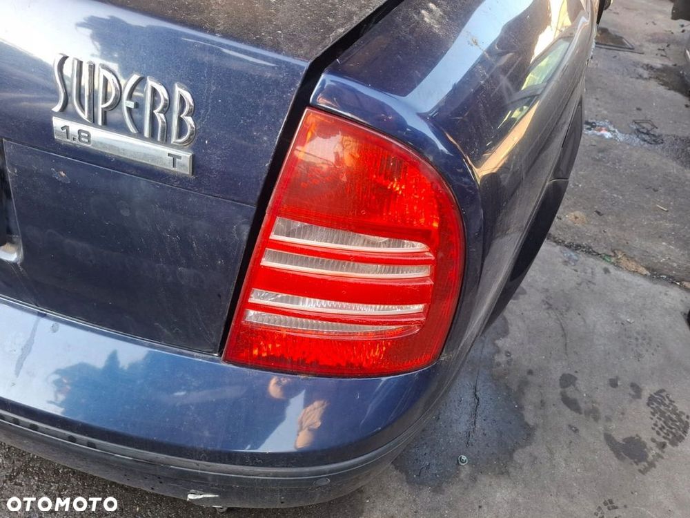 LAMPA PRAWA TYŁ TYLNIA LEWA SEDAN SKODA SUPERB I EUROPA - 1