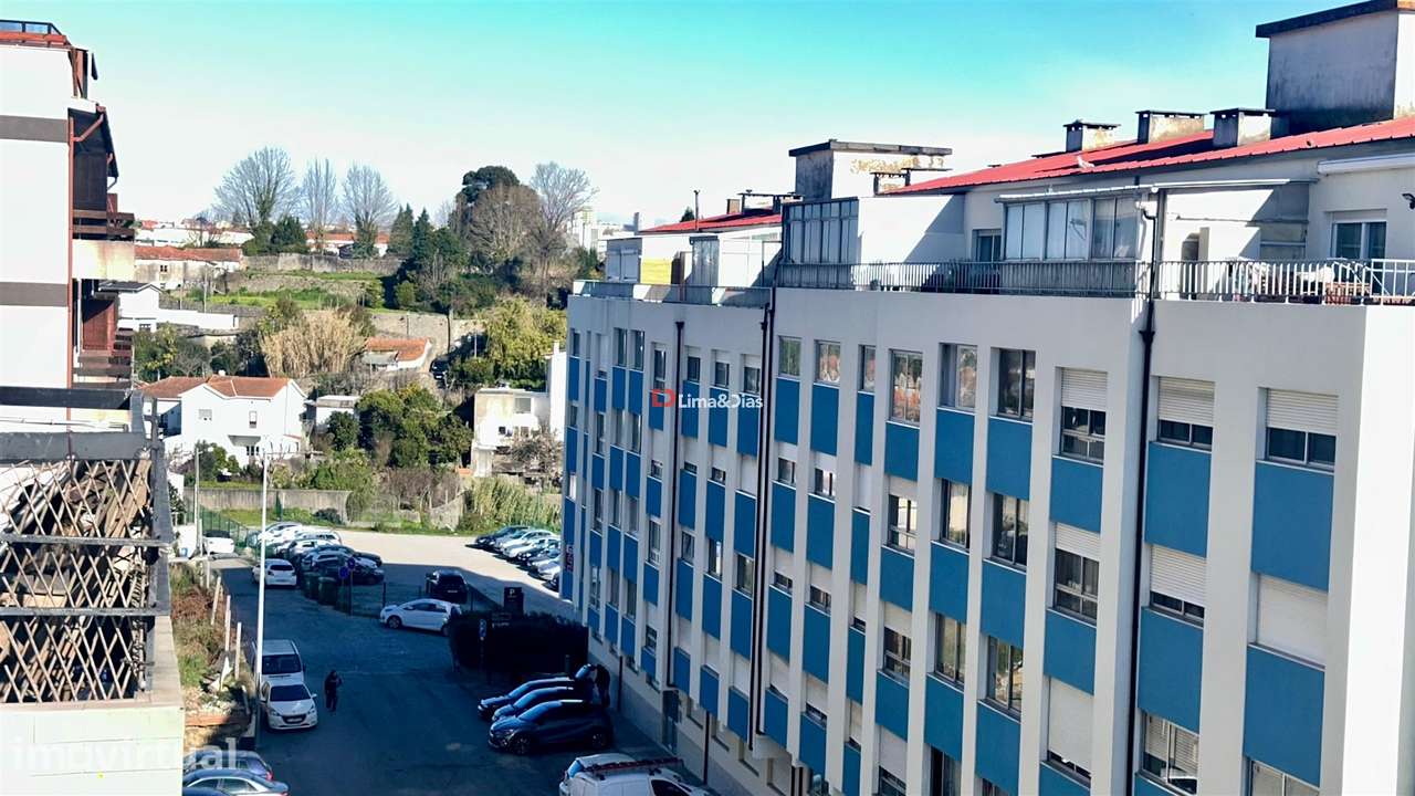 Apartamento T6 Duplex com 3 casas de banho e terraço - Grande imagem: 2/25