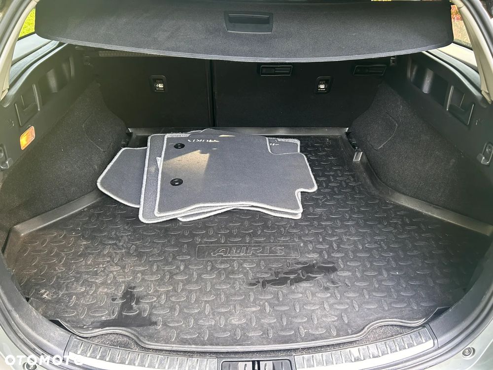 Toyota Auris Hybrid 135 Selection - 16