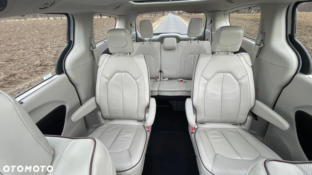 Chrysler Pacifica - 12