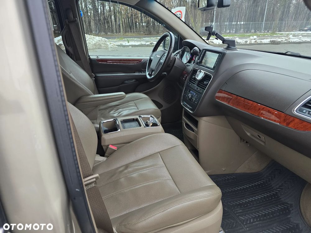 Chrysler Town & Country 3.6 Touring - 23