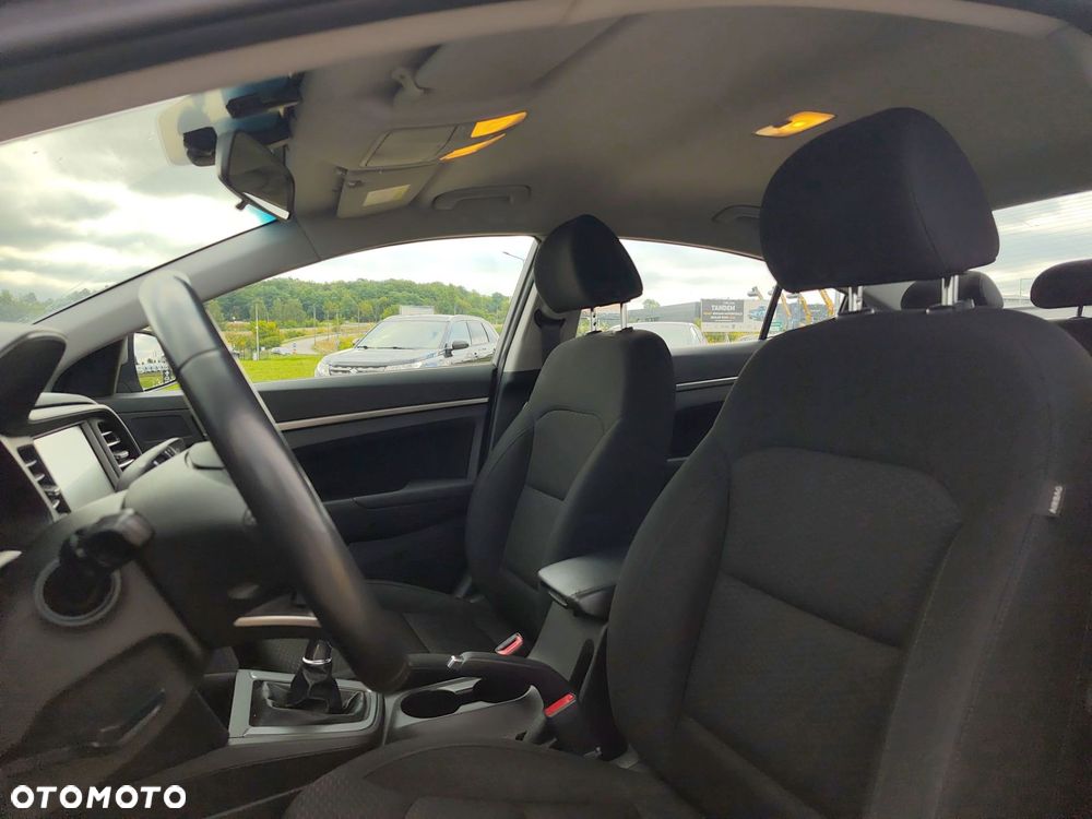 Hyundai Elantra 1.6 Comfort - 11