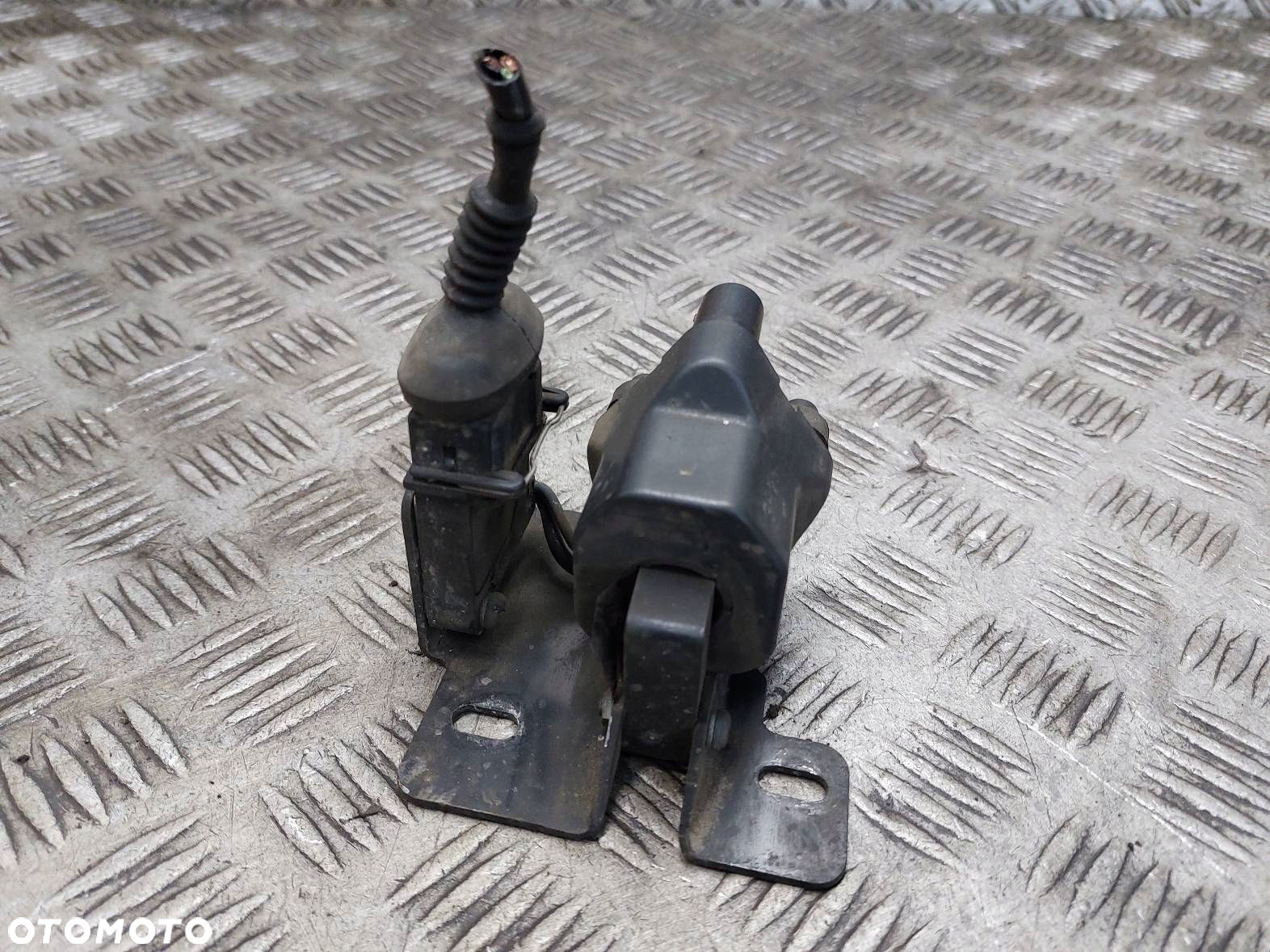 CEWKA ZAPŁONOWA  AUDI 80 B4 2.0 8V 8A0905105 - 2