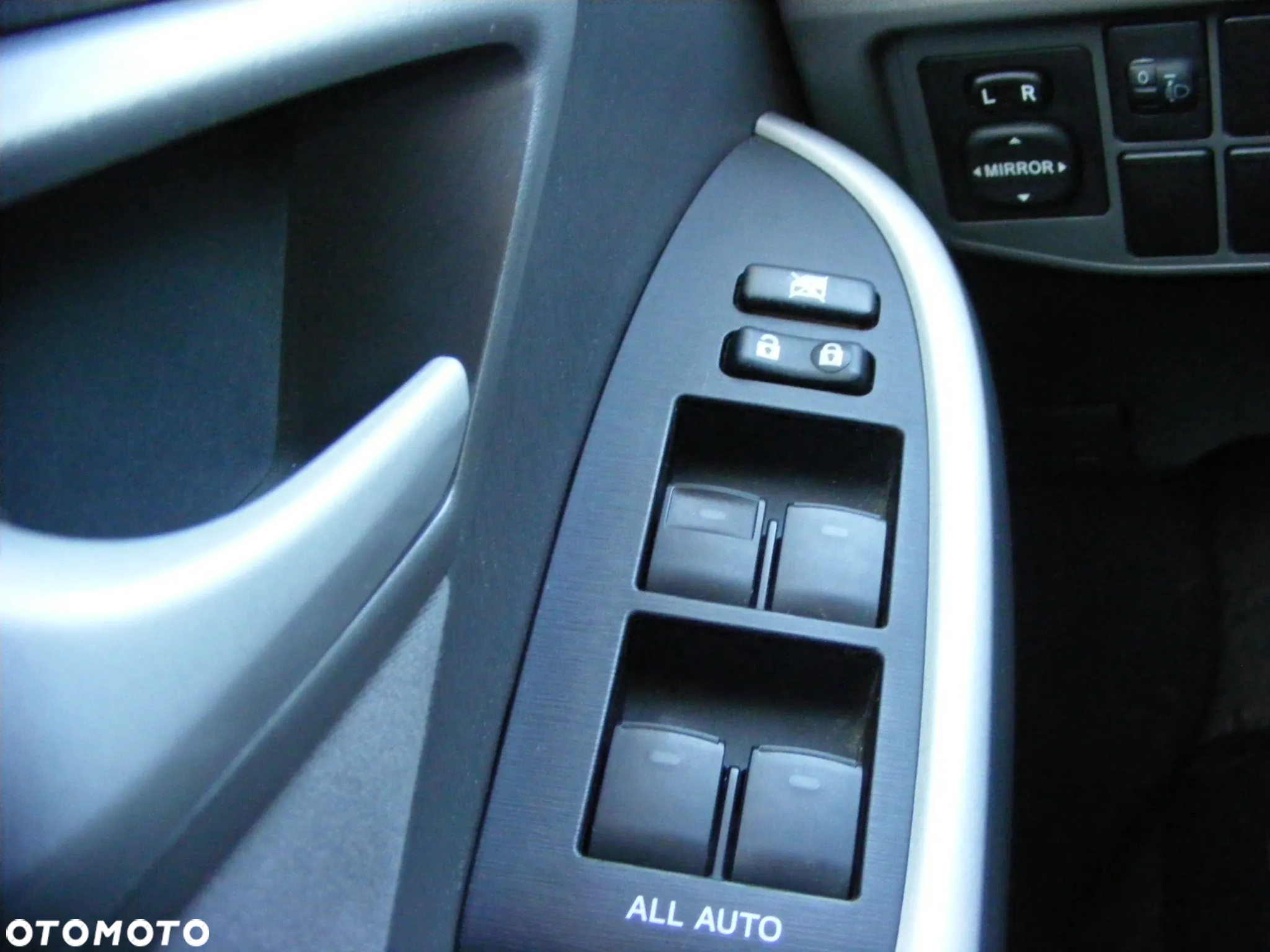Toyota Prius (Hybrid) Executive - 17