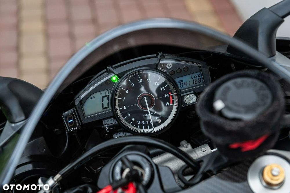 Yamaha R1 - 8