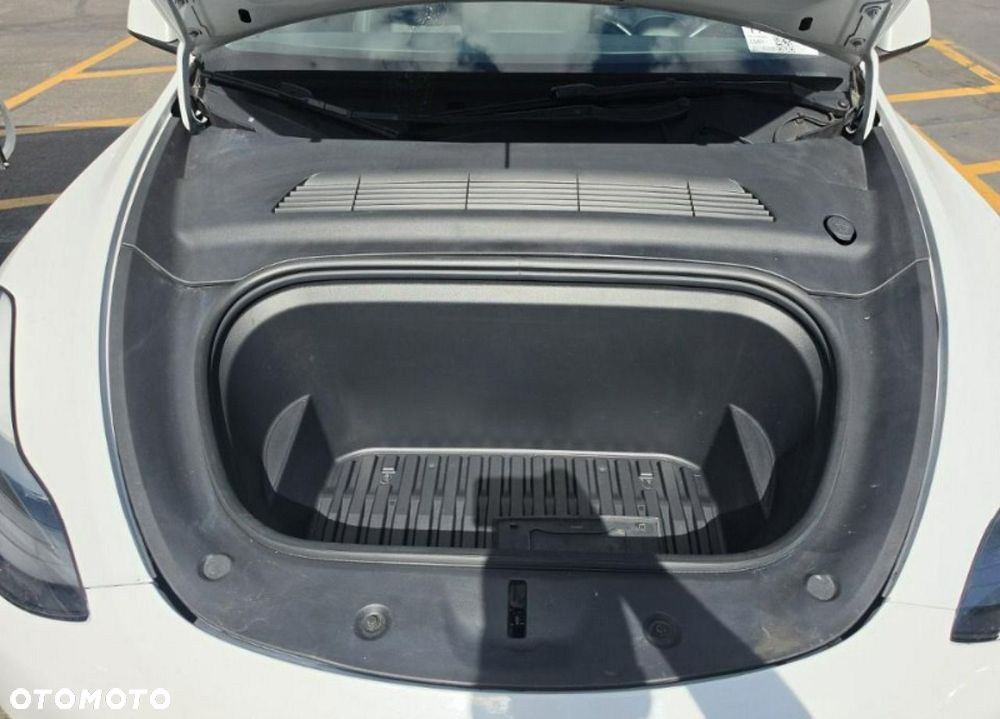 Tesla Model Y Long Range Dual Motor AWD - 12