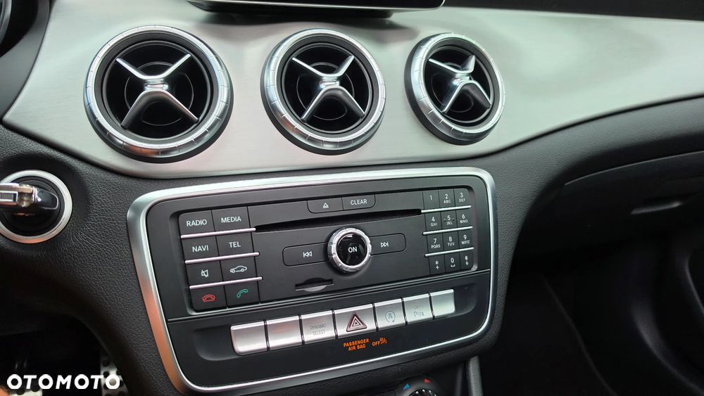 Mercedes-Benz CLA 200 7G-DCT AMG Line - 35
