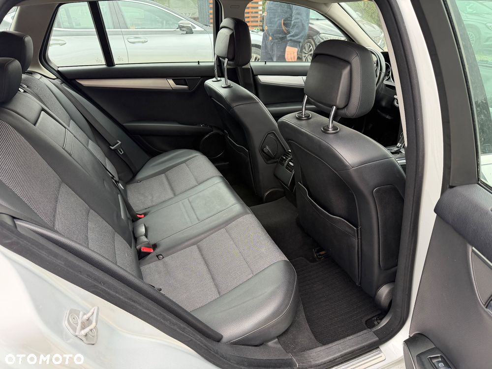 Mercedes-Benz Klasa C 180 BlueEFFICIENCY 7G-TRONIC Avantgarde - 32