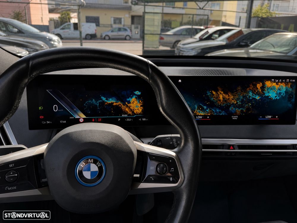 BMW iX xDrive 40 Pack Desportivo - 23