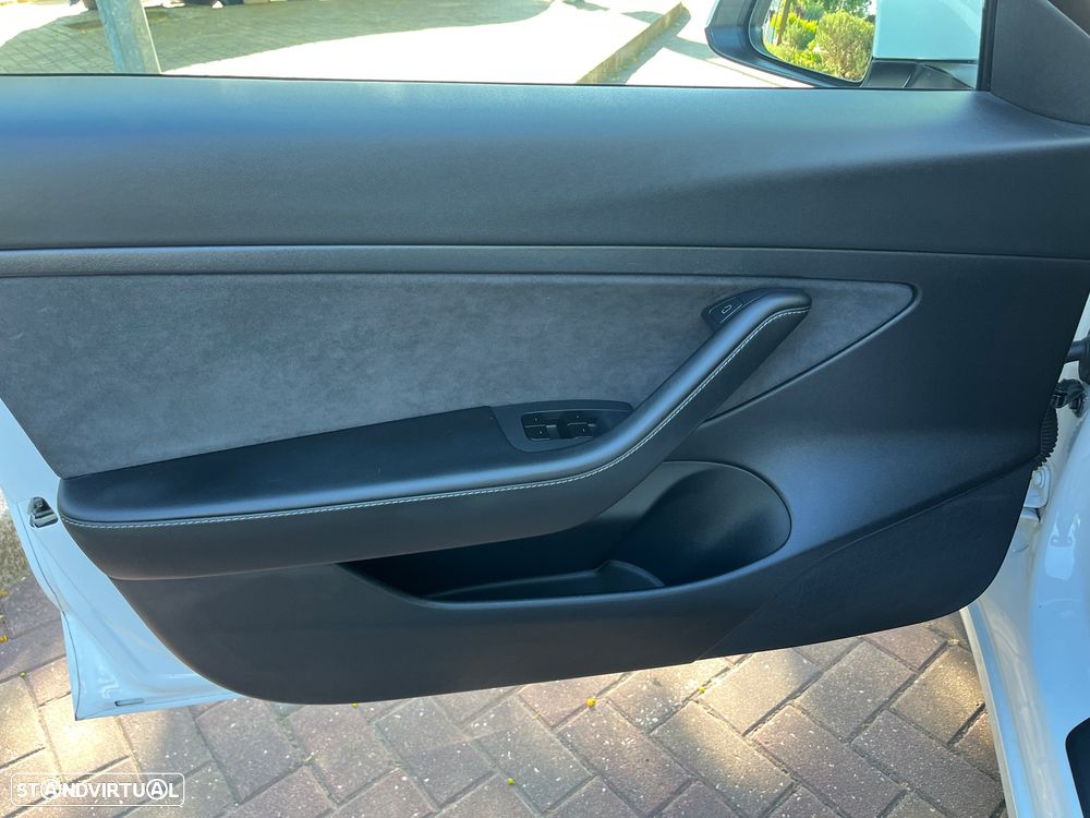 Tesla Model 3 - 8