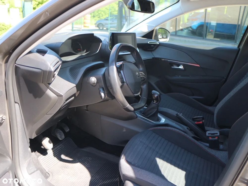Peugeot 208 - 8